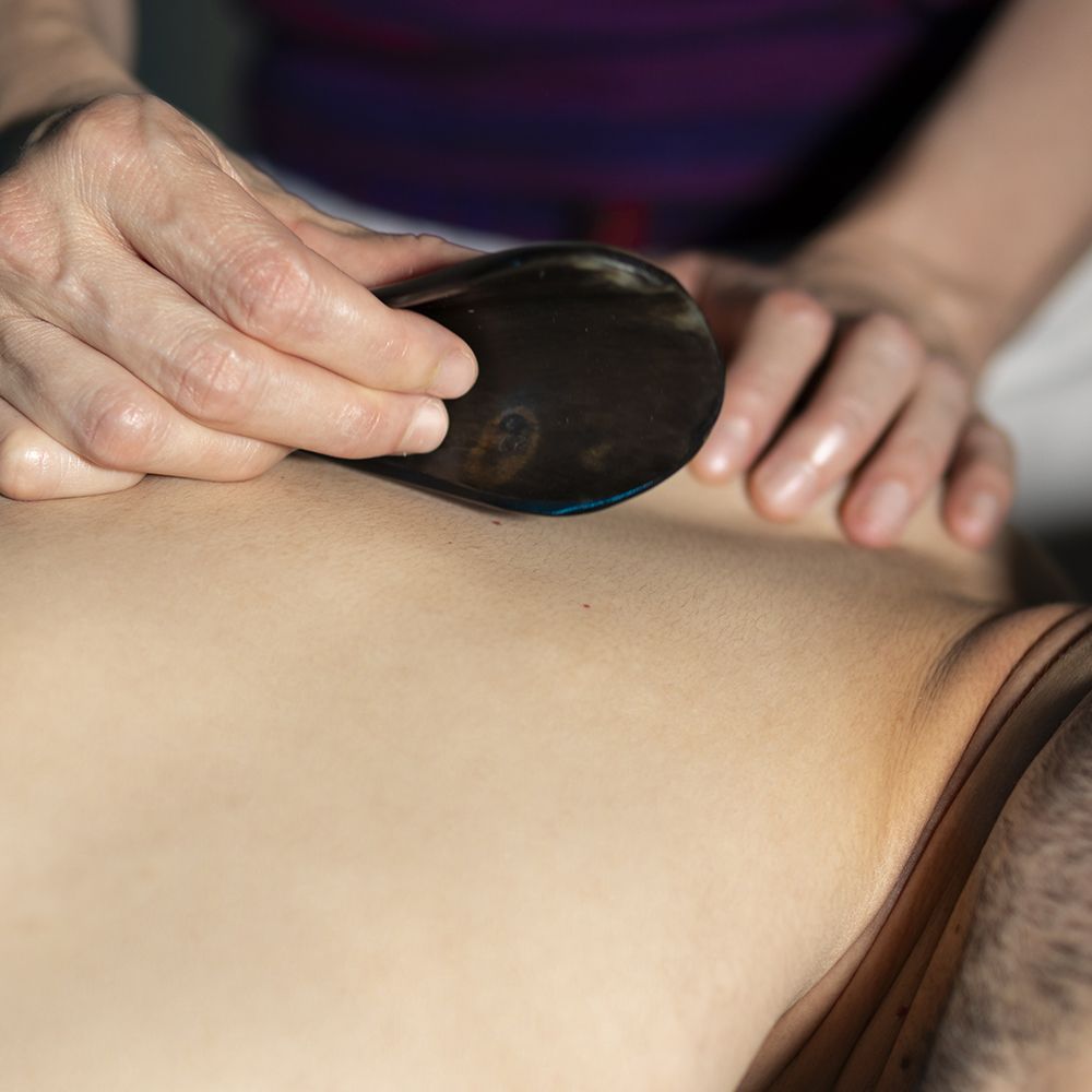 Ana Campo realizando un tratamiento con Gua Sha que muy utilizado en la Medicina Tradicional China.