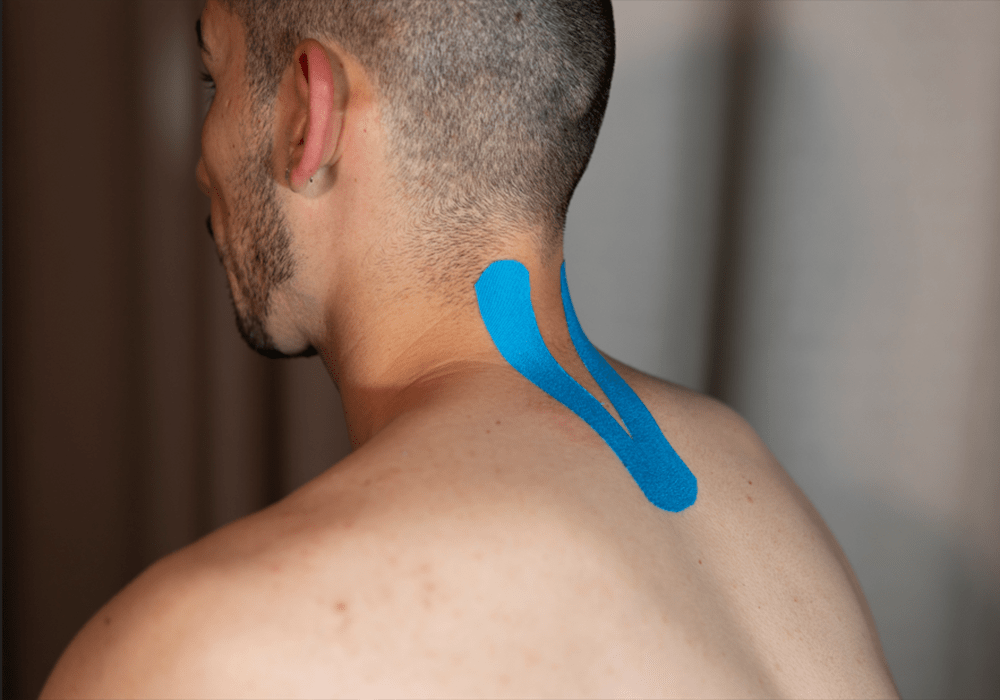 Chico que se ha sometido a un tratamiento de técnica con acutaping.