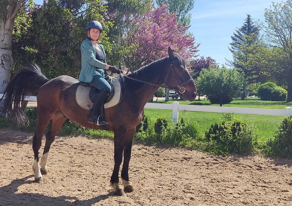 Ana Campo subida en un caballo.