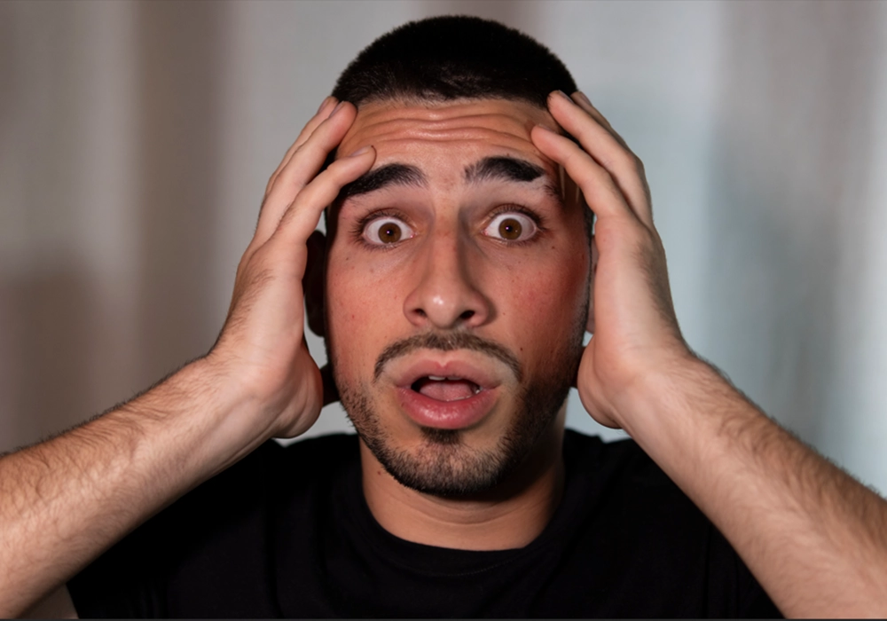 Un chico con cara de asustado.