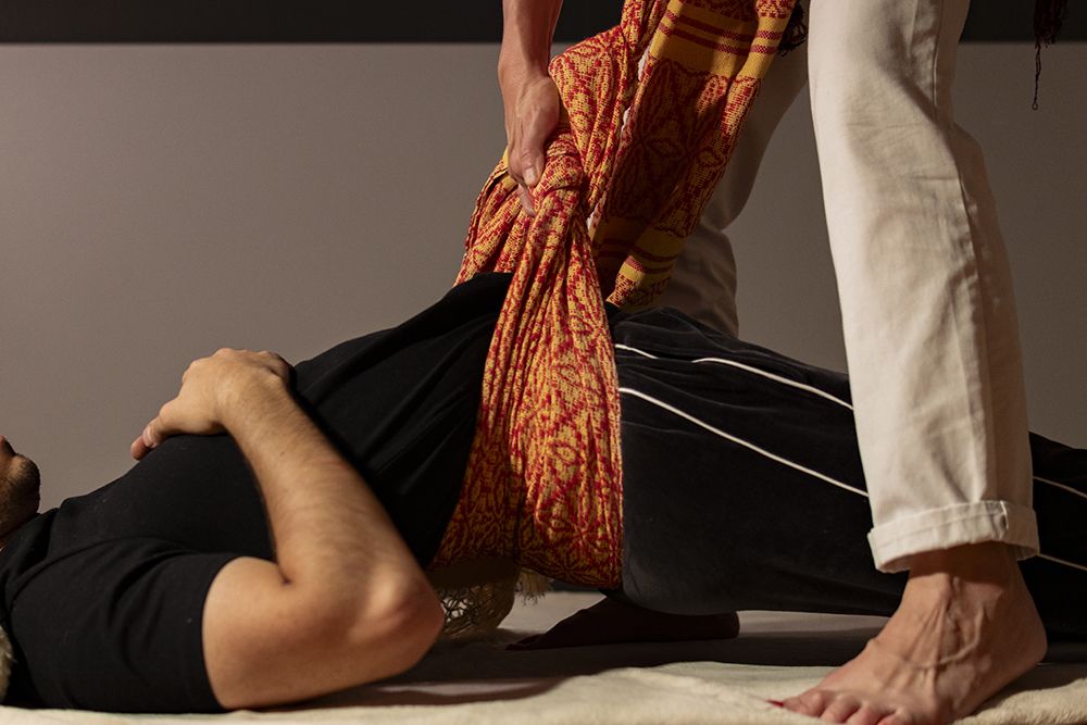 Técnicas tradicionales de masaje chino. En la imagen se ve un Masaje con Rebozo es un masaje ancestral mejicano muy relajante y profundo.